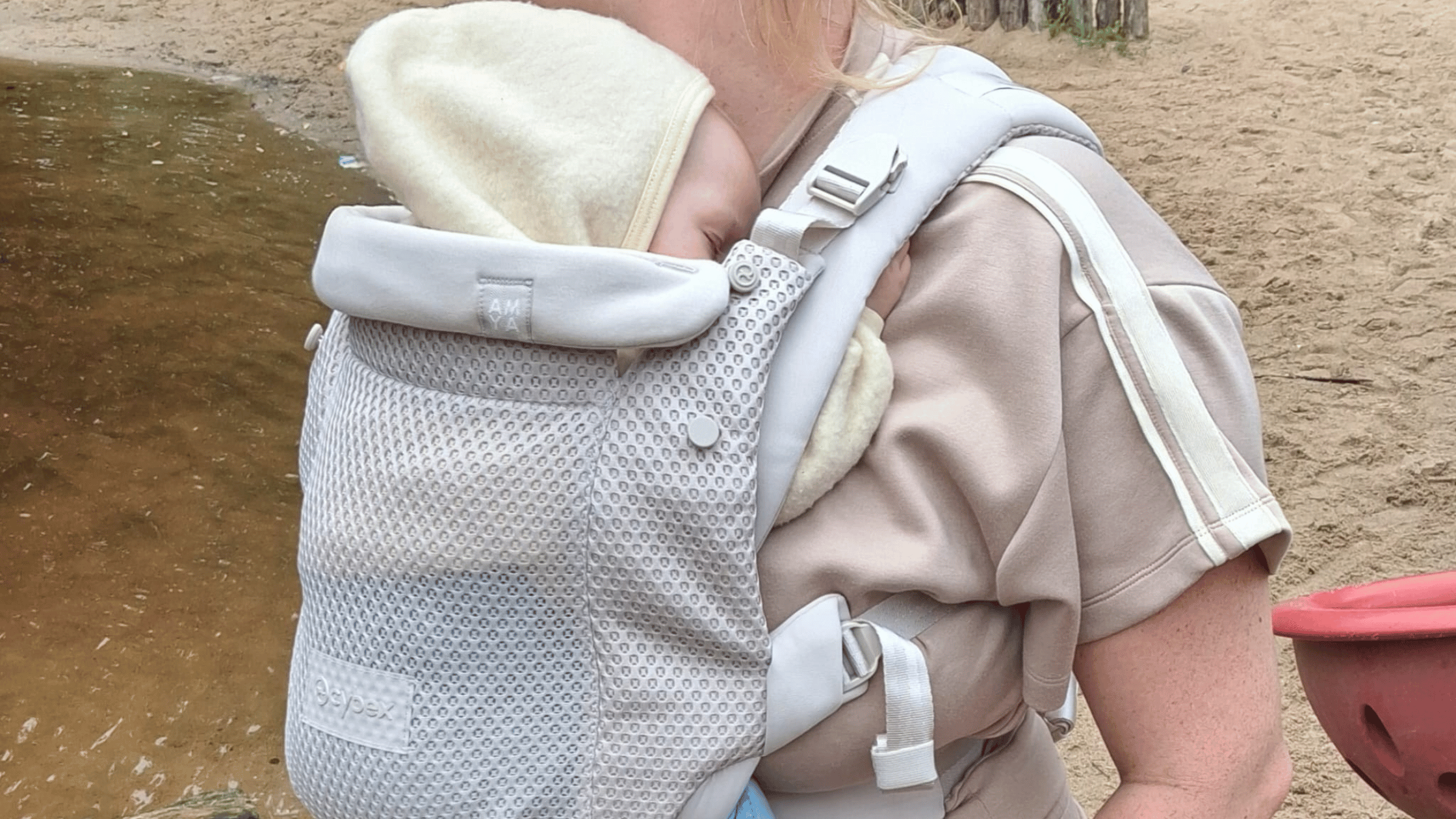 CYBEX Laya draagzak tijdens het dragen van een baby