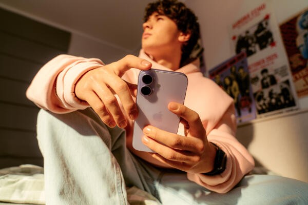 Kind met smartphone als eerste eigen telefoon