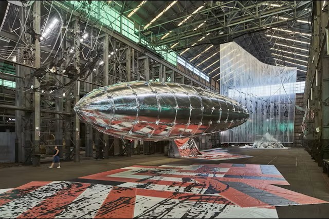 Lee Bul, Willing To Be Vulnerable – Metalized Balloon, 2015–2016.
Installatiebeeld op Cockatoo Island tijdens de 20e Biënnale van Sydney, 2016.
© Lee Bul. Foto: Algirdas Bakas. Met dank aan de kunstenaar.