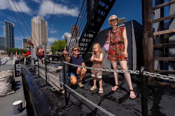 Historische schepen en havenmachines tijdens de Wereldhavendagen bij het Maritiem Museum Rotterdam