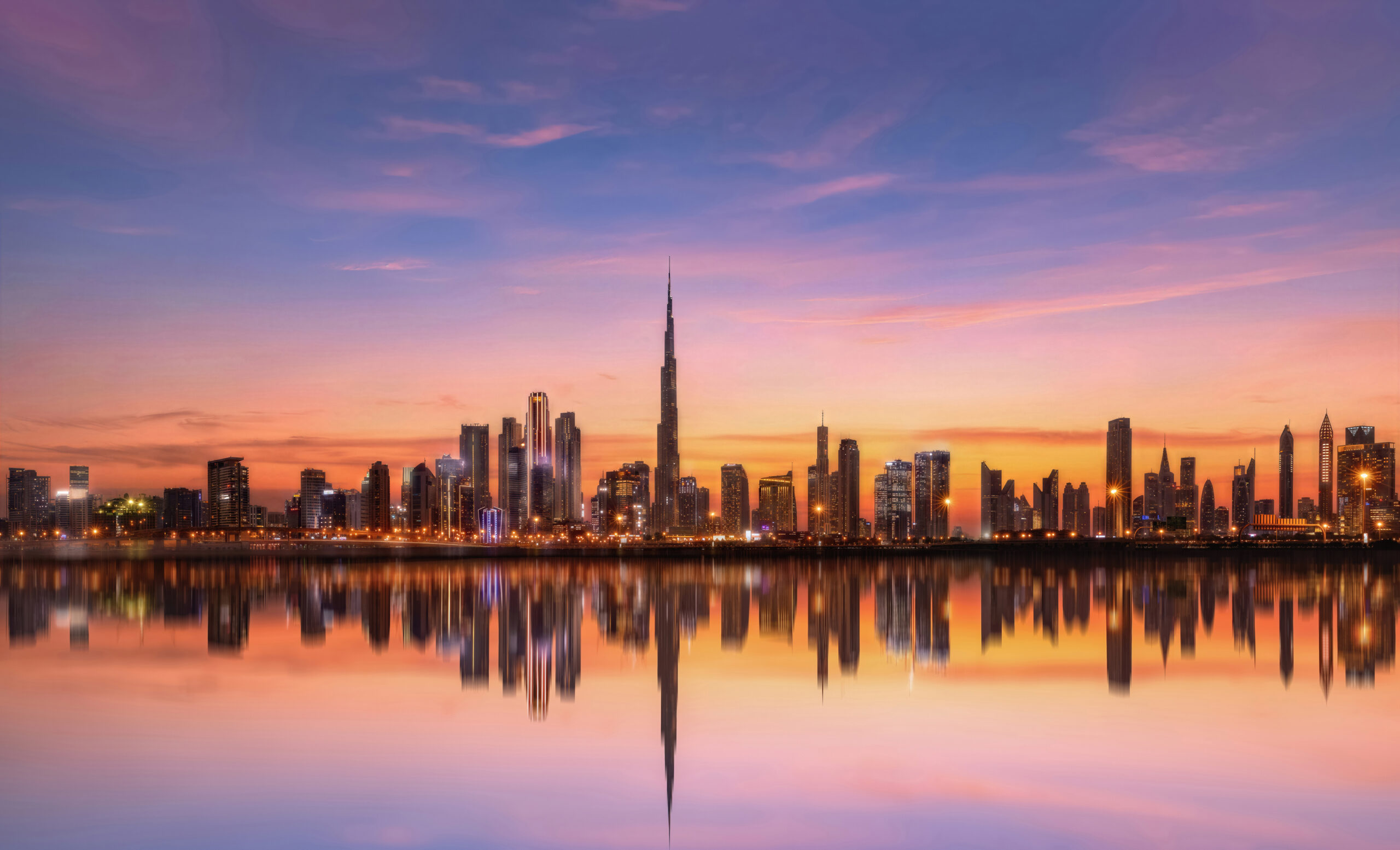 Skyline van Dubai bij zonsondergang tijdens de Emirates Dubai-campagne
